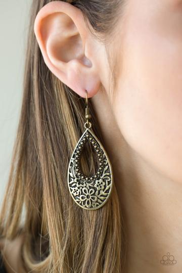 Paparazzi Spring Flinging - Brass