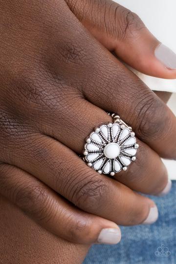 Paparazzi Poppy Pop-tastic - White