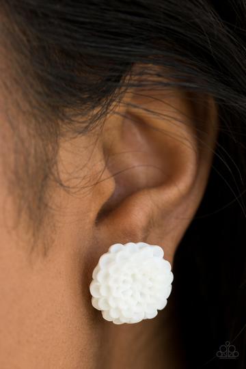 Paparazzi Dandelion Demure - White