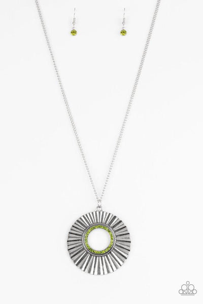 Paparazzi Chicly Centered - Green