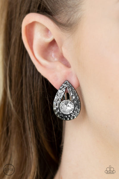 Paparazzi Elite Edge - Black Earrings