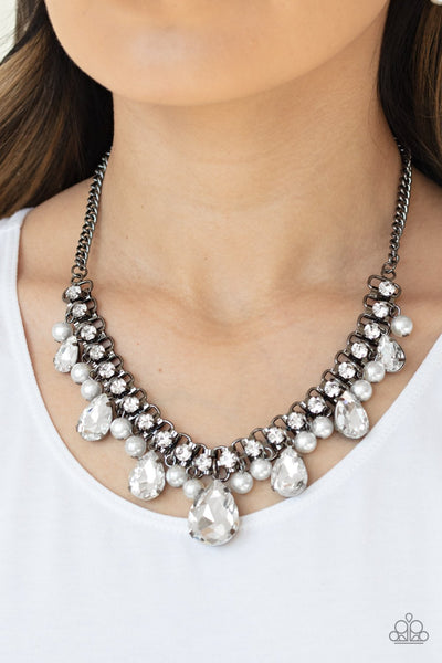 Paparazzi Knockout Queen - Black