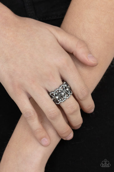 Paparazzi OVAL-Ruled - Black Ring