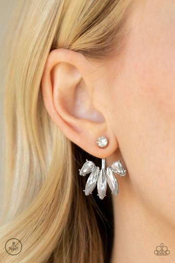 Paparazzi Stunningly Striking - White