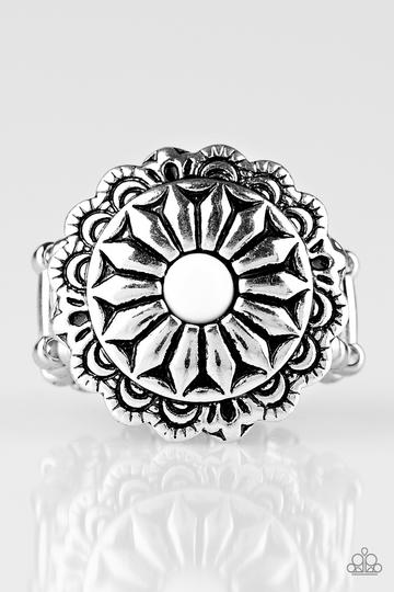 Paparazzi Daringly Daisy - White