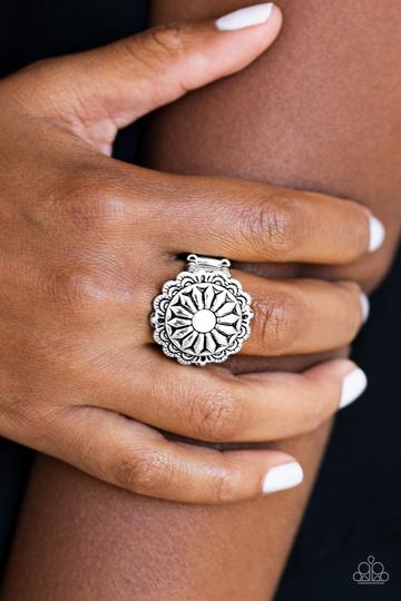 Paparazzi Daringly Daisy - White