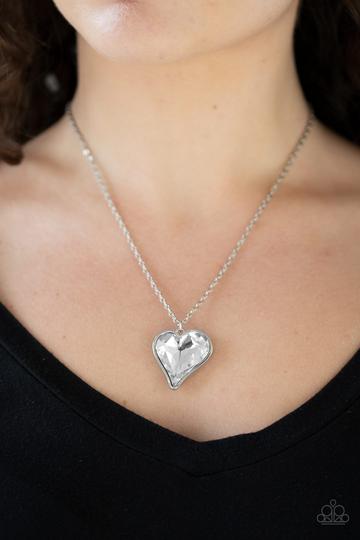 Paparazzi Heart Flutter - White