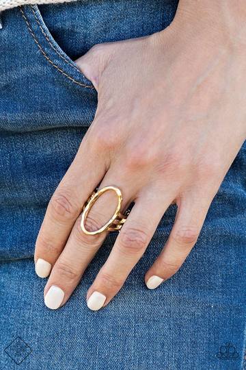 Paparazzi Center Chic - Gold