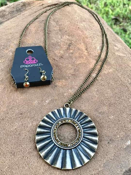 Paparazzi Chicly Centered - Brass