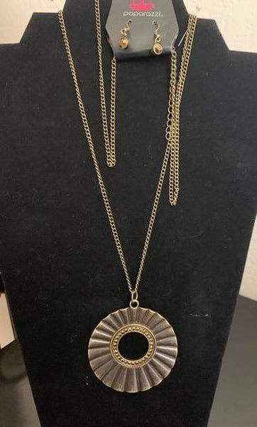 Paparazzi Chicly Centered - Brass