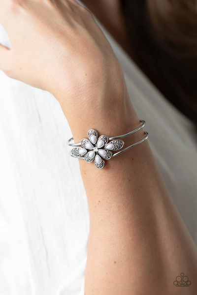Paparazzi Go With The FLORALS - Silver